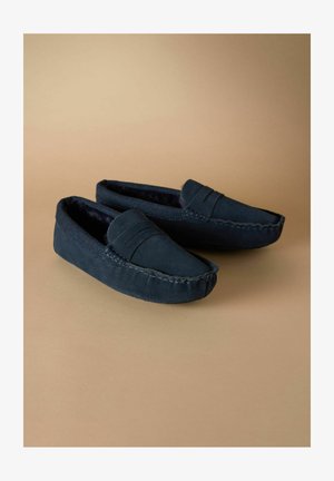 Navyblaue Hausschuhe aus weichem Wildleder, ausgestattet mit einem plüschigen Innenfutter, dekorativen Nähten und einem niedrigen Profil.