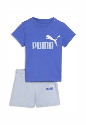 Blå kortærmet Puma t-shirt med logo og lysegrå shorts med elastisk talje og mindre Puma-logo på benet.
