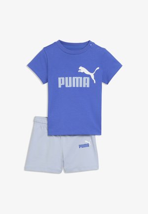 Niebieska koszulka Puma z krótkim rękawem z logo i jasnoszare szorty z elastyczną talią oraz mniejszym logo Puma na nodze.