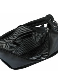 Borsa a tracolla in pelle nera con manico in tessuto intrecciato. All'interno presenta una fodera a righe bianche e nere e una tasca con zip.