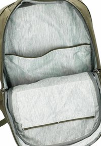 Interno dello zaino verde oliva con una fodera grigia testurizzata, due tasche con zip e una tasca aperta per l'organizzazione.