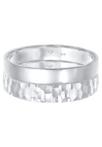 Anello d'argento caratterizzato da una fascia interna liscia e lucidata e una fascia esterna con texture martellata, evidenziata da motivi geometrici. Inciso "925."