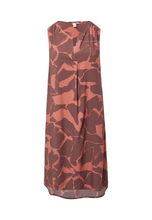 Bezrukávé šaty v přírodních tónech s hnědým a korálovým abstraktním vzorem, vyrobené z měkké látky s uvolněným střihem, ke kolenům.