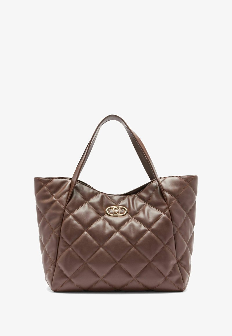 Bolso tote de cuero marrón acolchado con herrajes en tono dorado y un sutil acento de logo. Presenta asas redondeadas y una textura suave y lisa.