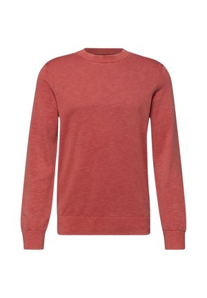 Sweter z długim rękawem o okrągłym dekolcie w jednolitym, stonowanym czerwonym kolorze, z prążkowanymi ściągaczami na mankietach, dekolcie i u dołu, prezentowany na białym tle.