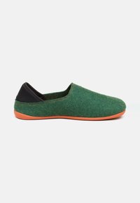 Scarpa slip-on verde in feltro con punta arrotondata, suola in gomma arancione e dettagli in tessuto nero sul tallone e sull'apertura.
