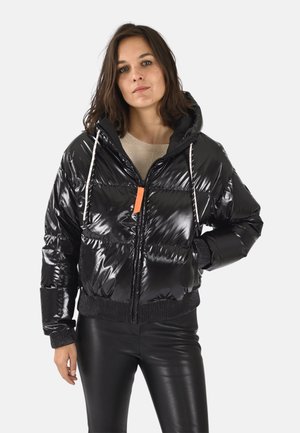 Doudoune noire avec finition brillante, fermeture éclair à l'avant, capuche ajustable et tirette contrastante orange. Détails côtelés aux poignets et à l'ourlet.