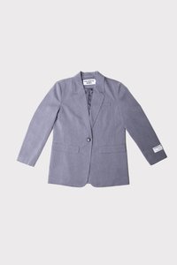 Grå blazer med smalle striber lavet af stof med en glat tekstur. Har en enkelt knaplukning, klapkraver og to forlommer.