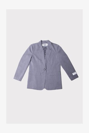 Grå blazer med smalle striber lavet af stof med en glat tekstur. Har en enkelt knaplukning, klapkraver og to forlommer.