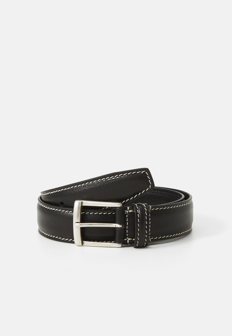 Ceinture en cuir noir avec des coutures blanches, dotée d'une boucle en métal argenté et d'une texture lisse. Le design comprend plusieurs trous d'ajustement.