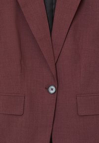 Blazer borgogna con tessuto testurizzato, con rever a punta, un singolo bottone nero e due tasche frontali. Interno foderato in nero.