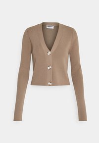 Ljusbrun kortärmad cardigan med långa ärmar, V-halsringning och tre stora vita knappar framtill.