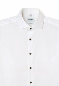 Weißes Hemd mit klassischem Kragen, braunen Knöpfen und glatter Textur. Das Etikett trägt die Aufschrift "OLYMP LEVEL 5 BODY FIT."