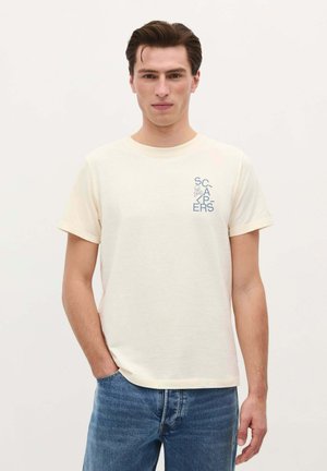 Crèmekleurig katoen T-shirt met korte mouwen, ronde halslijn en blauwe grafische tekst op de linkerkant van de borst met de tekst "SCAPERS".