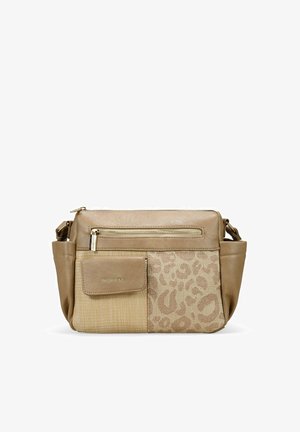 Bolso cruzado marrón con cuero y tejido texturizado, que cuenta con un cierre superior con cremallera, bolsillo frontal y herrajes en tono dorado. Diseño compacto y funcional.