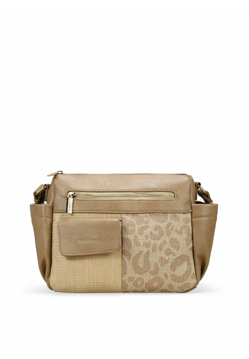 Bolso cruzado marrón con cuero y tejido texturizado, que cuenta con un cierre superior con cremallera, bolsillo frontal y herrajes en tono dorado. Diseño compacto y funcional.