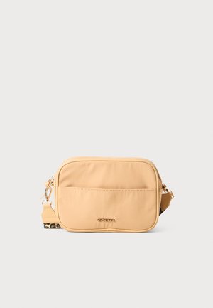 Rektangulær beige crossbody taske med frontlomme, guld "GIOSEPPO" logo og justerbar rem med leopardmønster.
