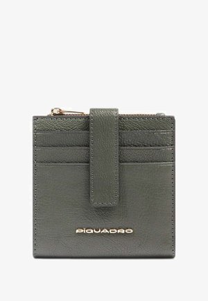 Grüner Leder Geldbeutel mit mehreren Kartenfächern, einem Reißverschlussfach und einem goldenen Logo. Strukturierte Oberfläche und design mit geschütztem Klappverschluss.