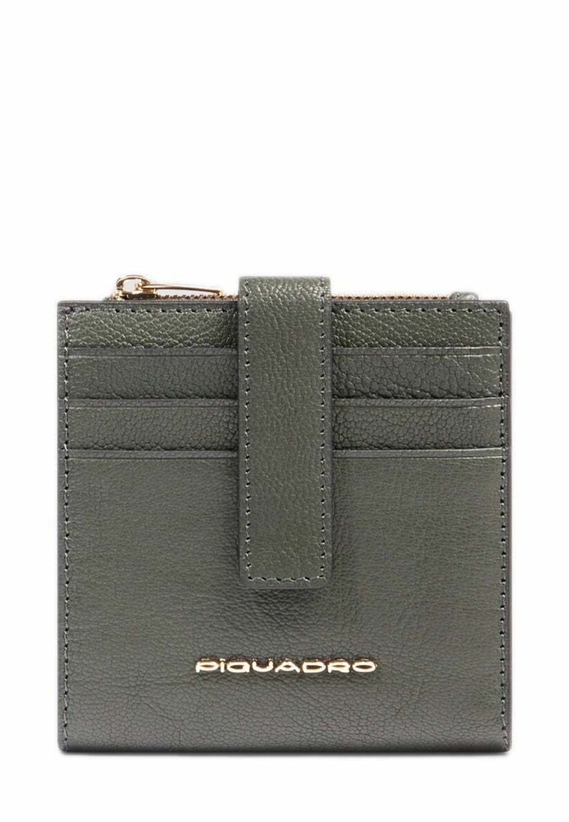 Portafoglio verde in pelle con più scomparti per carte, una tasca con zip e un logo dorato. Superficie texturizzata e design con chiusura a linguetta.