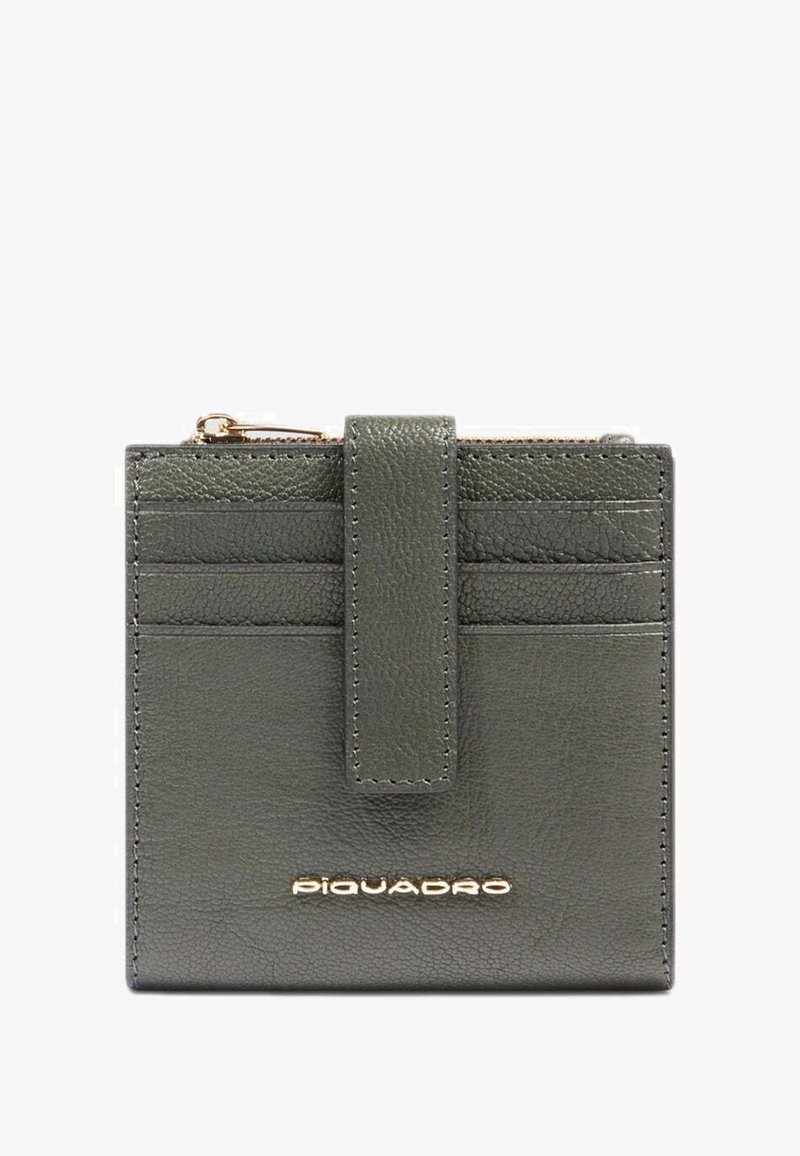 Portafoglio verde in pelle con più scomparti per carte, una tasca con zip e un logo dorato. Superficie texturizzata e design con chiusura a linguetta.