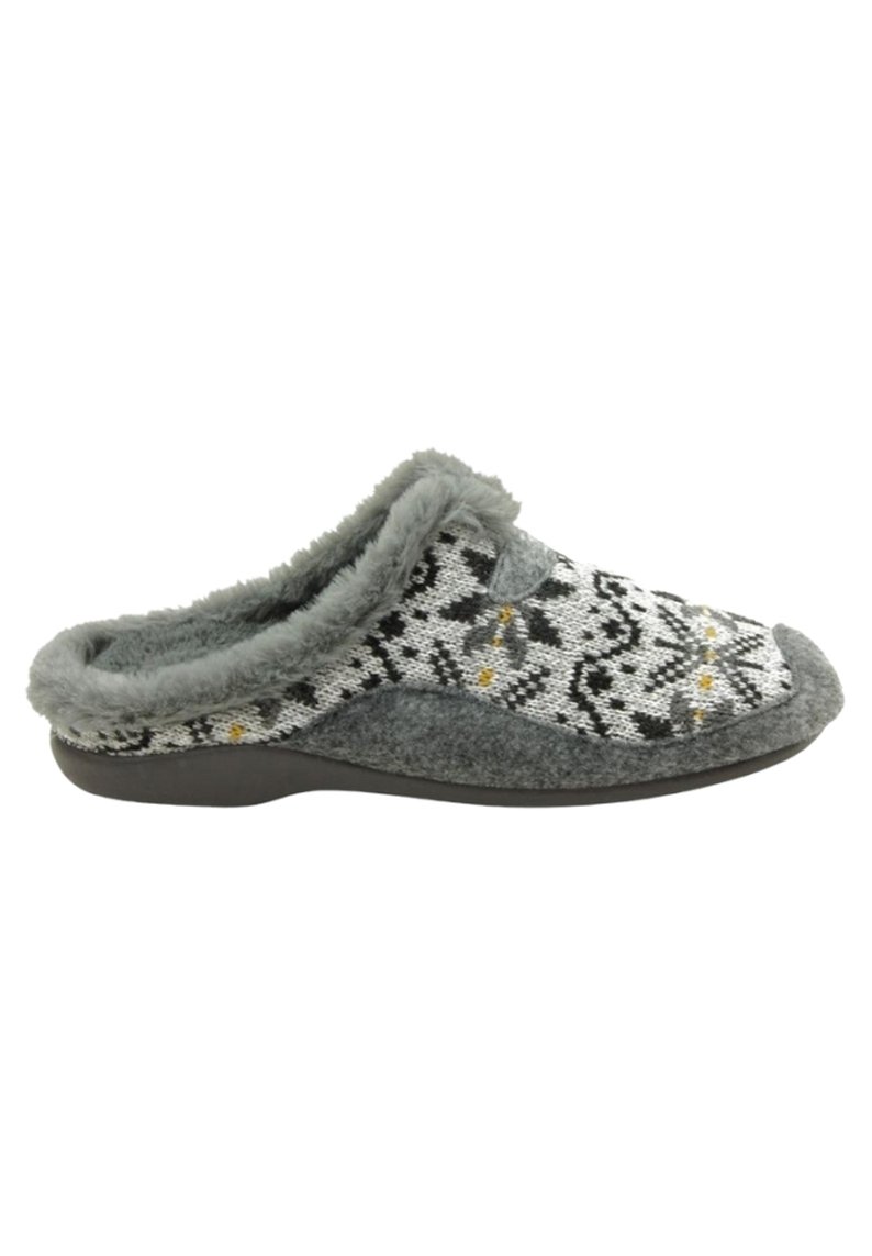 Zapatilla gris de tipo slip-on con parte superior de punto que presenta un patrón floral en blanco y negro, forro de suave felpa gris y suela texturizada.