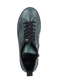 Bottine en cuir vert à lacets noirs, à bout rond et avec une fermeture éclair sur le côté. Dispose d'un col rembourré et d'un détail en logo embossé sur le côté.