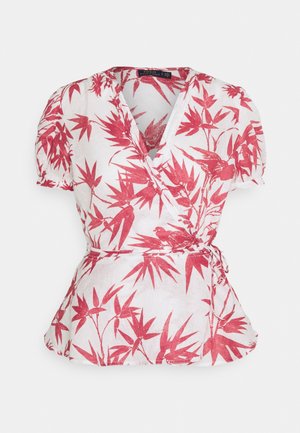 Blusa avvolgente bianca con maniche corte a sbuffo, stampa di foglie tropicali rosse e uccelli, e fiocco laterale in vita.