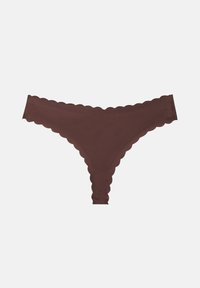 Culotte string marron sans couture avec bords festonnés, posée à plat sur un fond blanc.