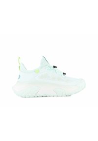 Baskets de sport bleu clair avec tige en mesh, semelle en caoutchouc et accents texturés. Équipées d'une languette de tirage et de lacets élastiques pour un ajustement sécurisé.