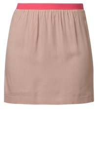 Falda corta de tela beige clara con una amplia cinturilla rosa. Presenta elástico fruncido en la cintura y un dobladillo recto.