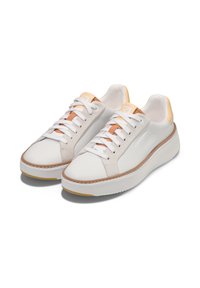 Sneakers bianchi in pelle con accenti in suede, suola intermedia color tan e suola in gomma. Presentano lacci e un collare imbottito. Design minimalista.