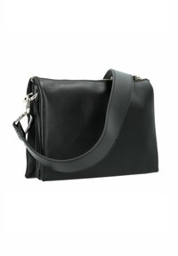 Borsa a mano nera in pelle con texture liscia, chiusura a zip e tracolla staccabile. Presenta una forma rettangolare elegante con dettagli di design sottili.