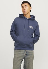 Sudadera azul marino de mezcla de algodón, con un bolsillo delantero, capucha ajustable y un estampado de logo blanco en el pecho. Corte casual.