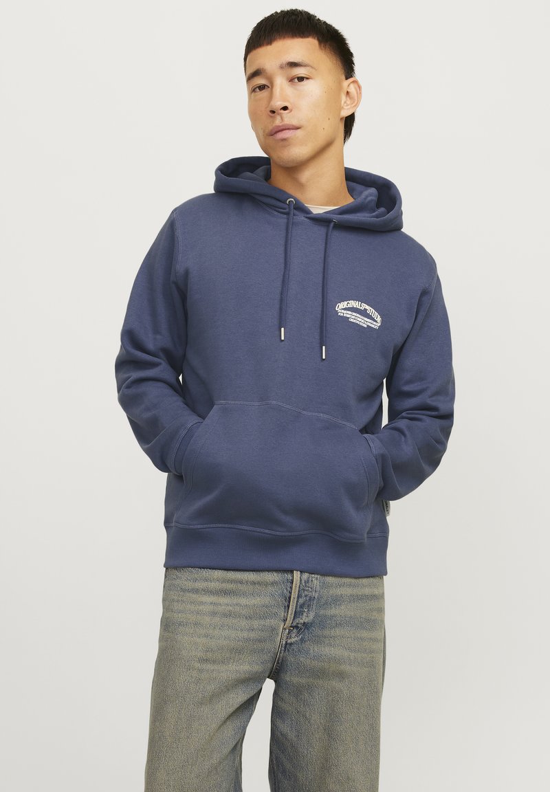 Sudadera azul marino de mezcla de algodón, con un bolsillo delantero, capucha ajustable y un estampado de logo blanco en el pecho. Corte casual.