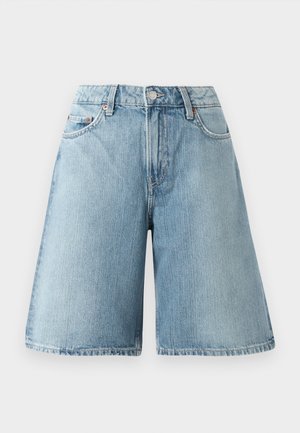 Lichtblauwe denim shorts met een losse pasvorm, middelhoog taille, vijf zakken en contrasterende stikdetails. De stof heeft een zachte textuur.