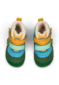 Scarpe invernali per bambini con accenti nei colori verde, blu e giallo, dotate di un morbido rivestimento bianco e cinturini regolabili in Velcro.
