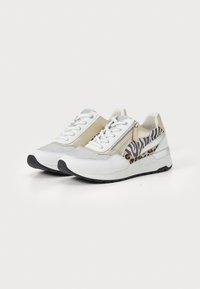 Sneaker bianco con accenti metallici oro e argento, dotato di un pannello laterale con stampa zebra, tessuto testurizzato e suola in gomma.