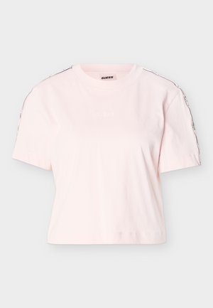 Lichtroze cropped T-shirt met korte mouwen, ronde hals, zijstrepen en subtiel logo aan de voorkant.