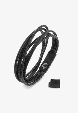 Zwarte leren armband gemaakt van meerdere strengen met gevlochten en gladde texturen, voorzien van een rechthoekige sluiting met een embleem en een extra stuk.