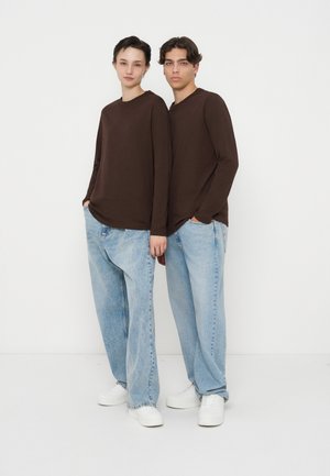 YOURTURN by Zalando, UNISEX 2 PACK - Μπλούζα με μακριά μανίκια - dark brown/off-white