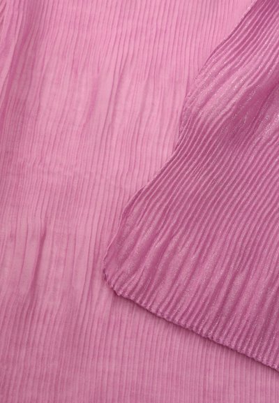 Tissu translucide rose avec une texture froissée, présentant de fines rayures verticales et un subtil éclat, drapé en douces plis.