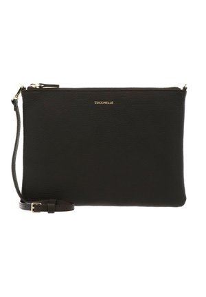 Bolso de mano rectangular de cuero negro con cremallera dorada y pequeño nombre de marca dorado Coccinelle en el centro.