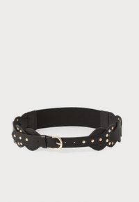 Cinturón negro con material de cuero y diseño elástico. Presenta herrajes en tono dorado y remaches circulares con un detalle de borde ondulado.