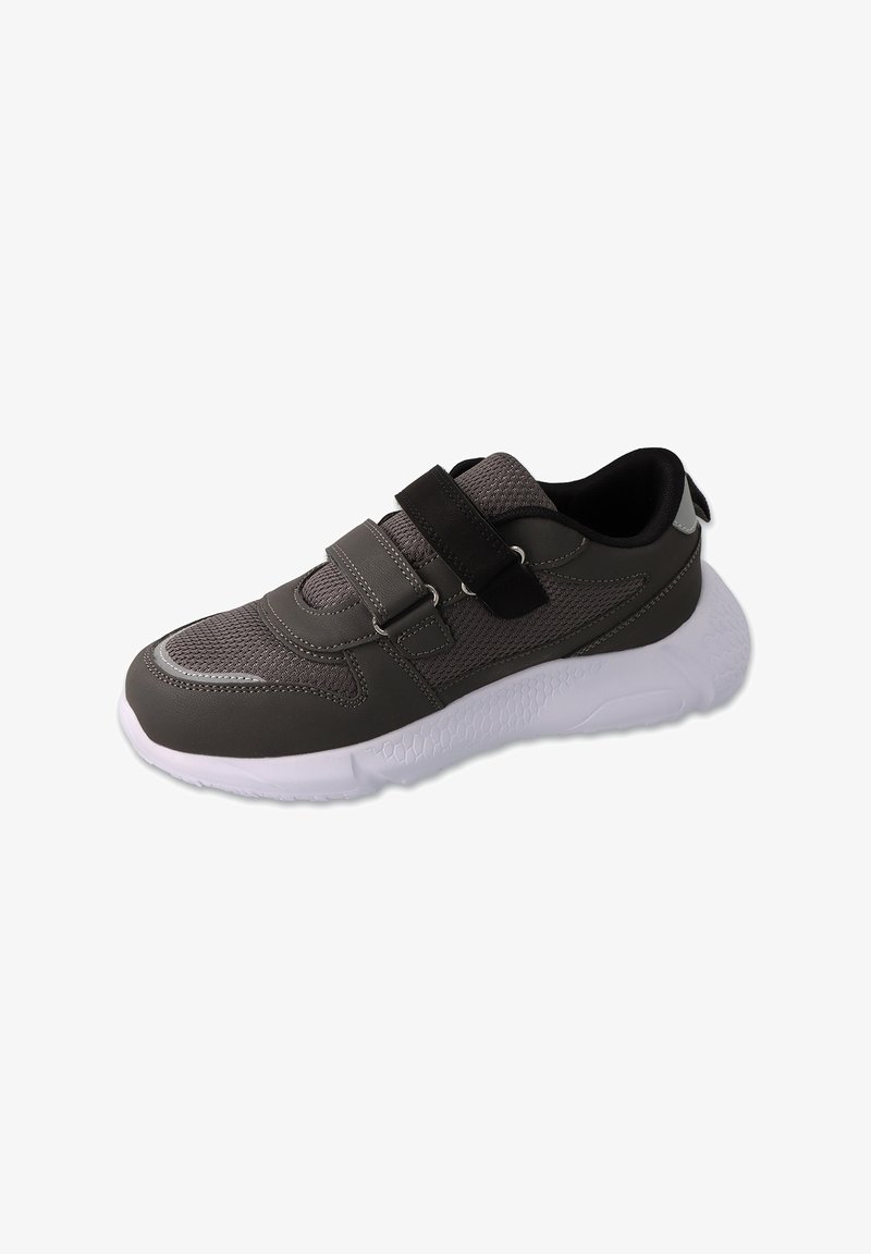 Szare buty sportowe z siatkową cholewką, czarnymi paskami i białą gumową podeszwą. Zawierają wyściełany kołnierz i teksturowe akcenty.