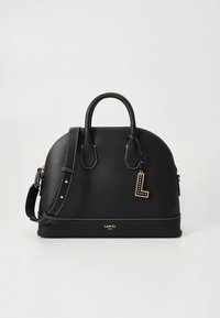 Svart läderhandväska med strukturerad design, dubbla övre handtag, avtagbar rem, guldfärgade detaljer, L-formad berlock och kontrasterande sömmar.