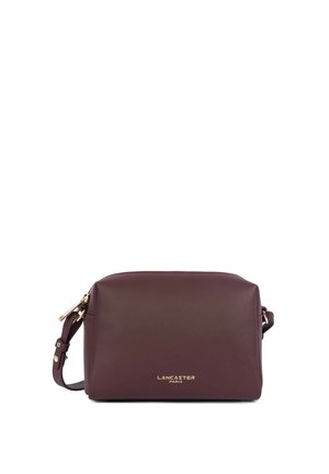 Sac bandoulière rectangulaire en cuir marron foncé avec fermeture éclair dorée et bandoulière réglable, arborant le logo "LANCASTER PARIS" en lettres dorées.