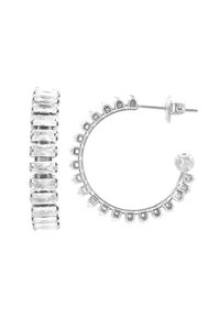 Boucles d'oreilles en argent en forme de créoles, ornées de pierres rectangulaires et rondes transparentes, présentant un design symétrique avec une finition métallisée brillante.