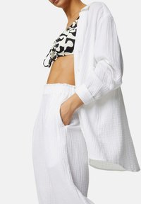 Marks & Spencer PURE COTTON ELASTICATED WAIST RELAXED TROUSERS - Strandaccessoire - soft white