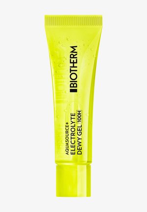 Tubo giallo brillante del gel dewy Biotherm Aquasource+ Electrolyte 100H con gocce d'acqua sulla superficie, su uno sfondo bianco.