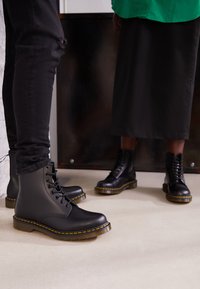 Dr. Martens - 1460 BOOT - Nauhalliset nilkkurit - schwarz Pienoiskuva 1